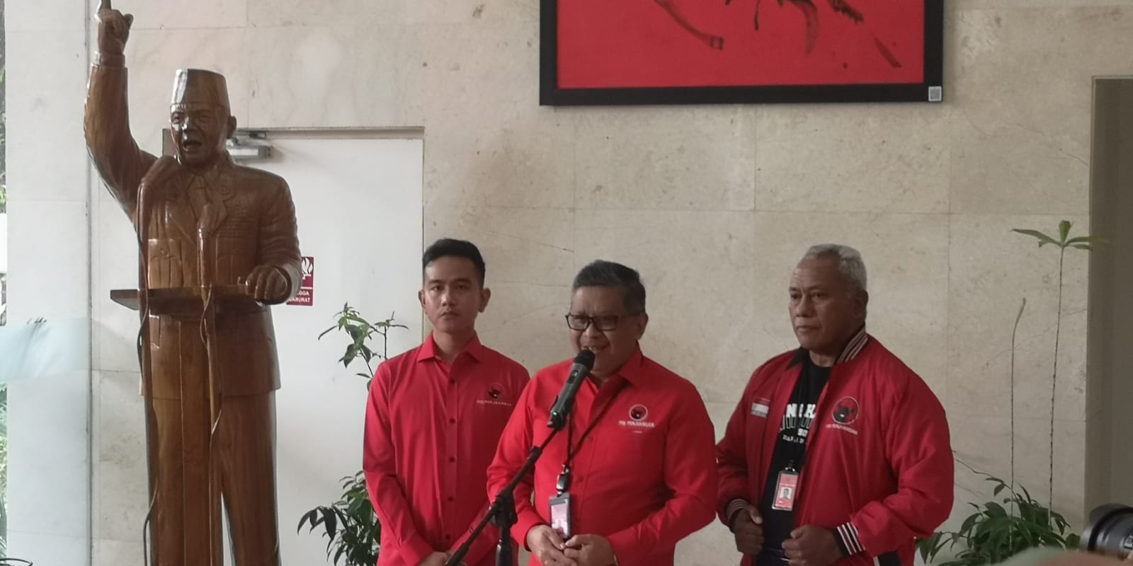 Hasto Bocorkan Hasil Pertemuan Dengan Gibran Rakabuming Raka: Waspadai Manuver Politik