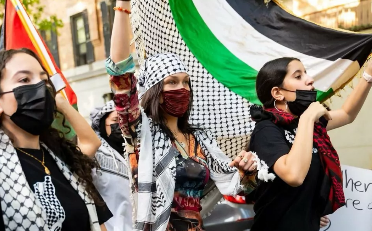 Ini Makna dan Sejarah Keffiyeh, Kain Corak Jaring Daun Zaitun Warna Hitam Putih dari Palestina