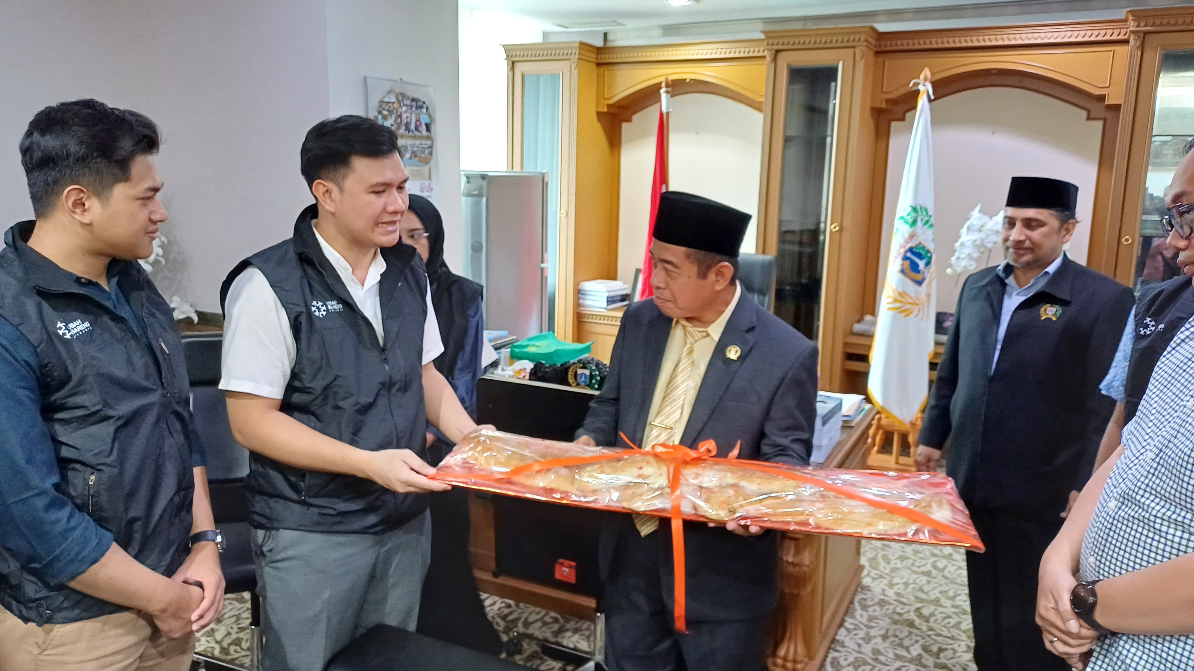 Gerakan Ubah Bareng Sambangi Ketua DPW PKS di Gedung DPRD, Serahkan Roti Buaya dan Bir Pletok