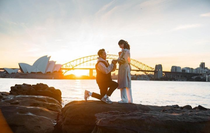 Potret Anthony Ginting Lamar Kekasih di Australia, Romantis Berlatar Senja