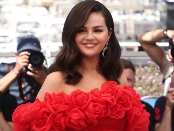 Selena Gomez Cantiknya Gak Ada Obat! Tampil Merah di Cannes Film Festival 2024