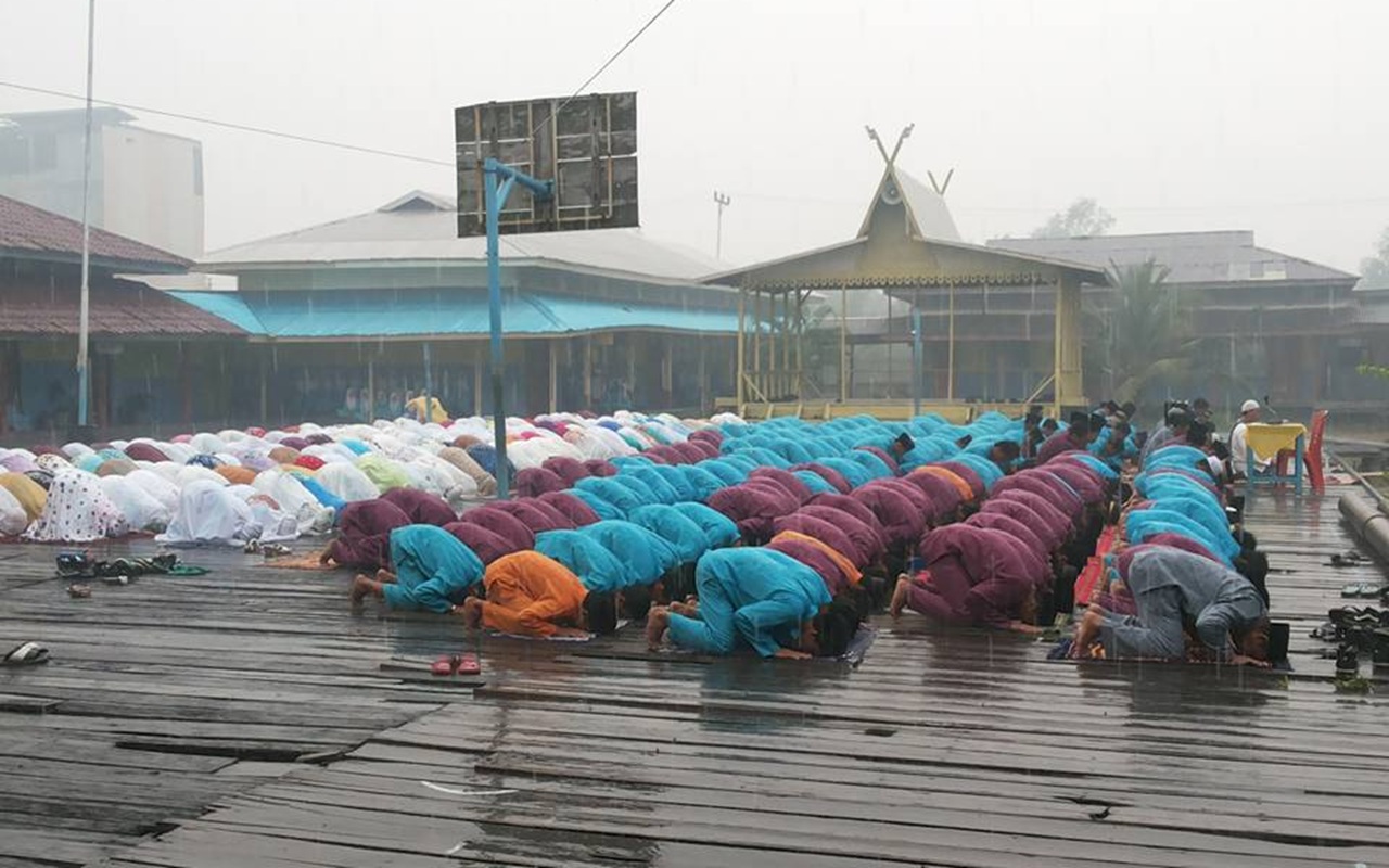 Hukum Salat Saat Hujan di Lapangan, Bolehkah Lari atau Membatalkan?