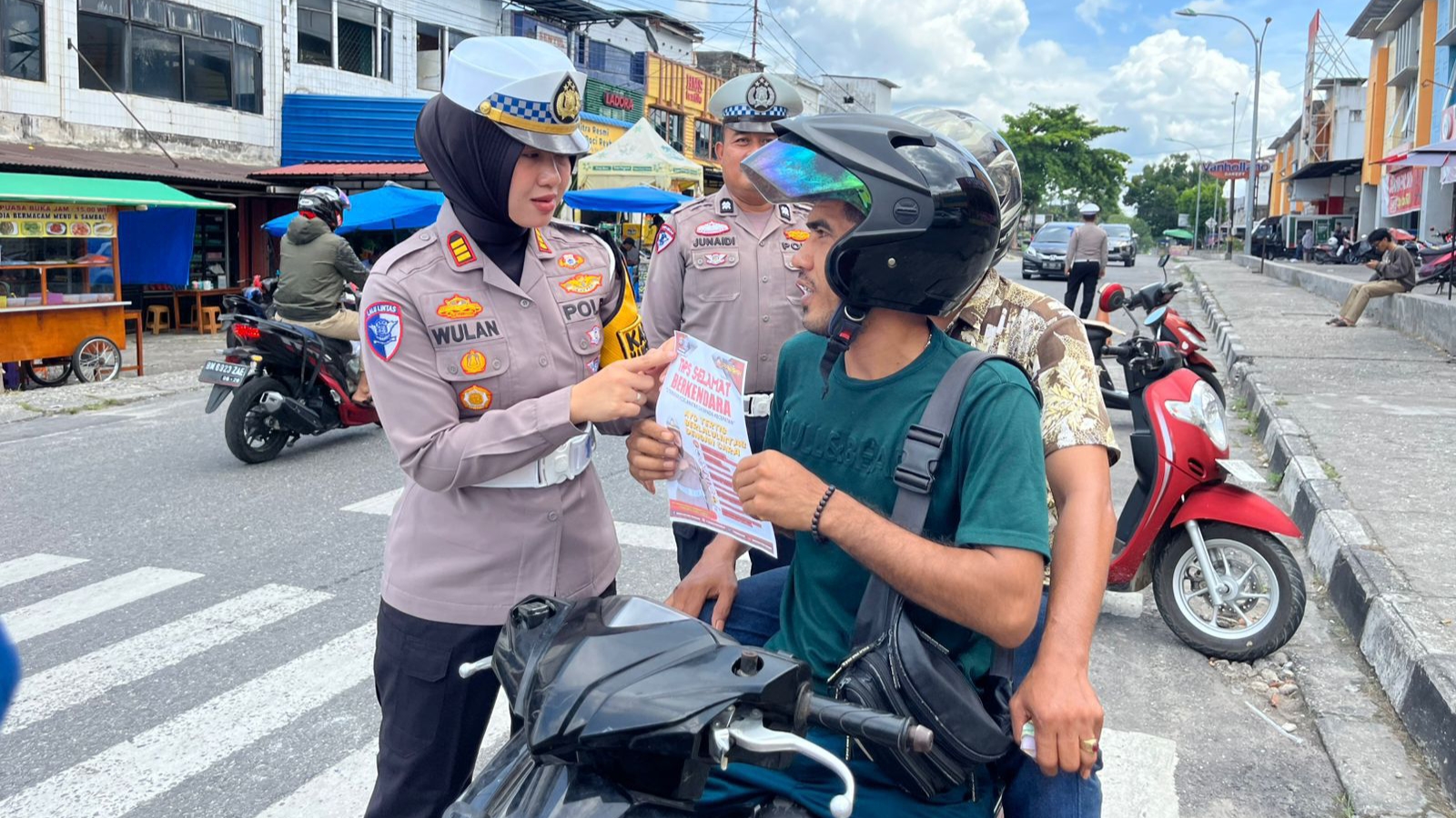 Aduhai, Polwan Cantik AKP Wulan Pimpin Operasi Zebra Humanis: Pelanggar Diedukasi Saat Kena Tilang