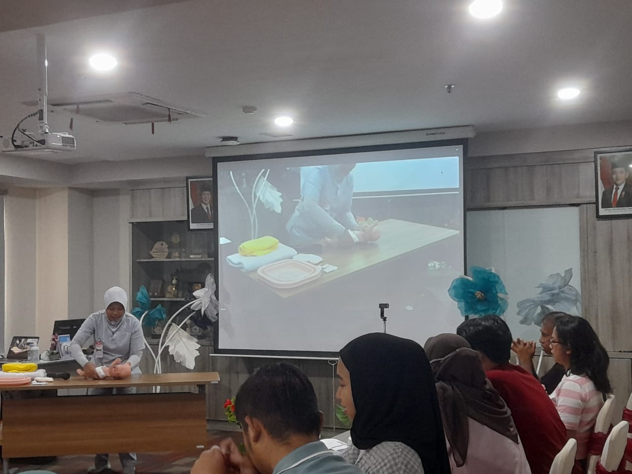 Beri Pelatihan, Pastikan Ayah Ibu Pemula Bisa Merawat Bayi Baru Lahir