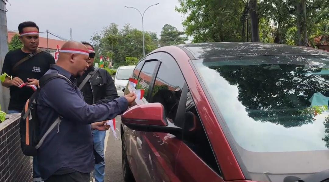 Sambut HUT Ke-80 RI, Jurnalis IJTI Kota Tangerang Bagikan Ratusan Bendera Merah Putih 