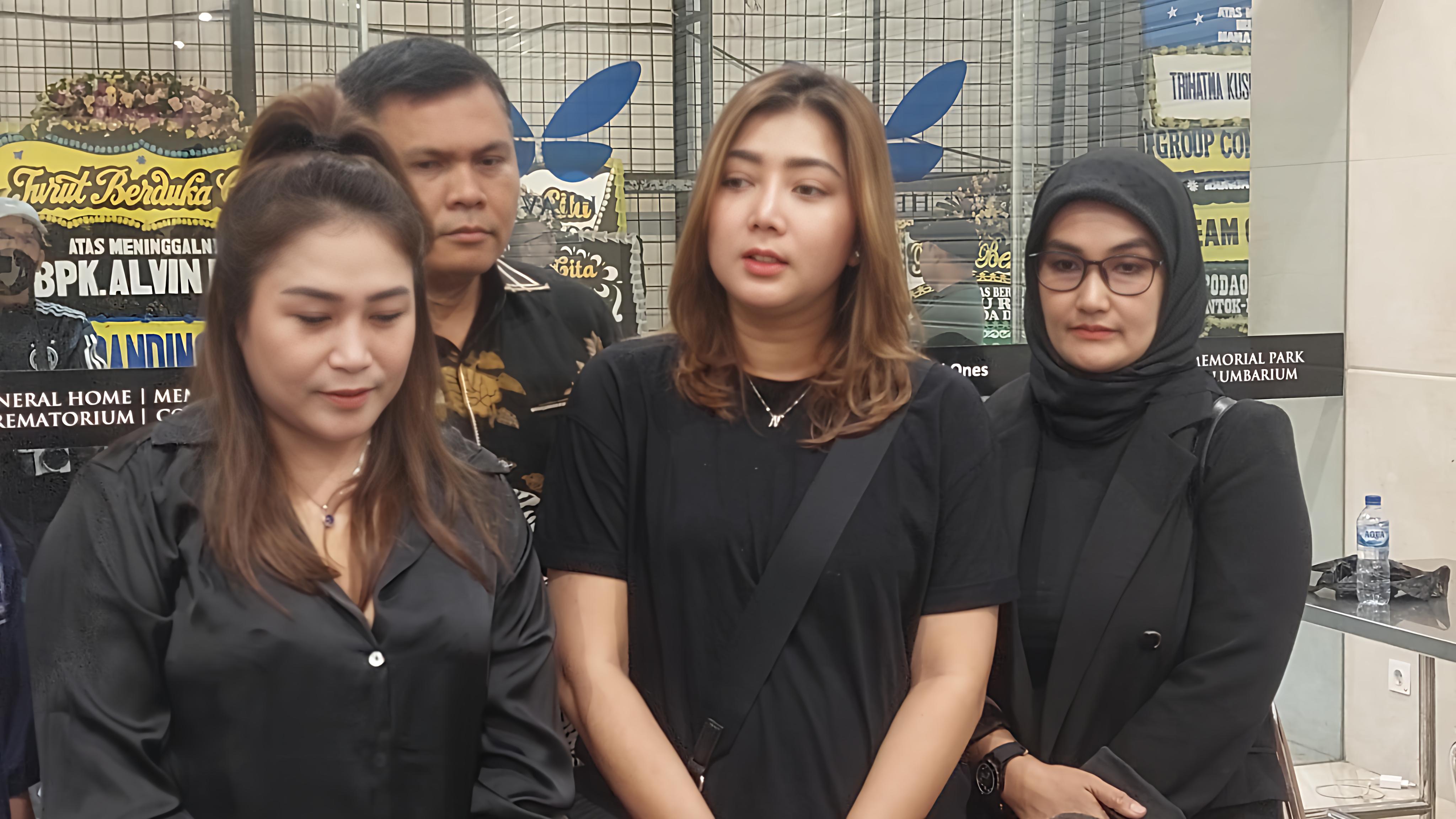 Sempat Bersitegang, Teh Novi Minta Netizen Stop Hujat Mendiang Alvin Lim