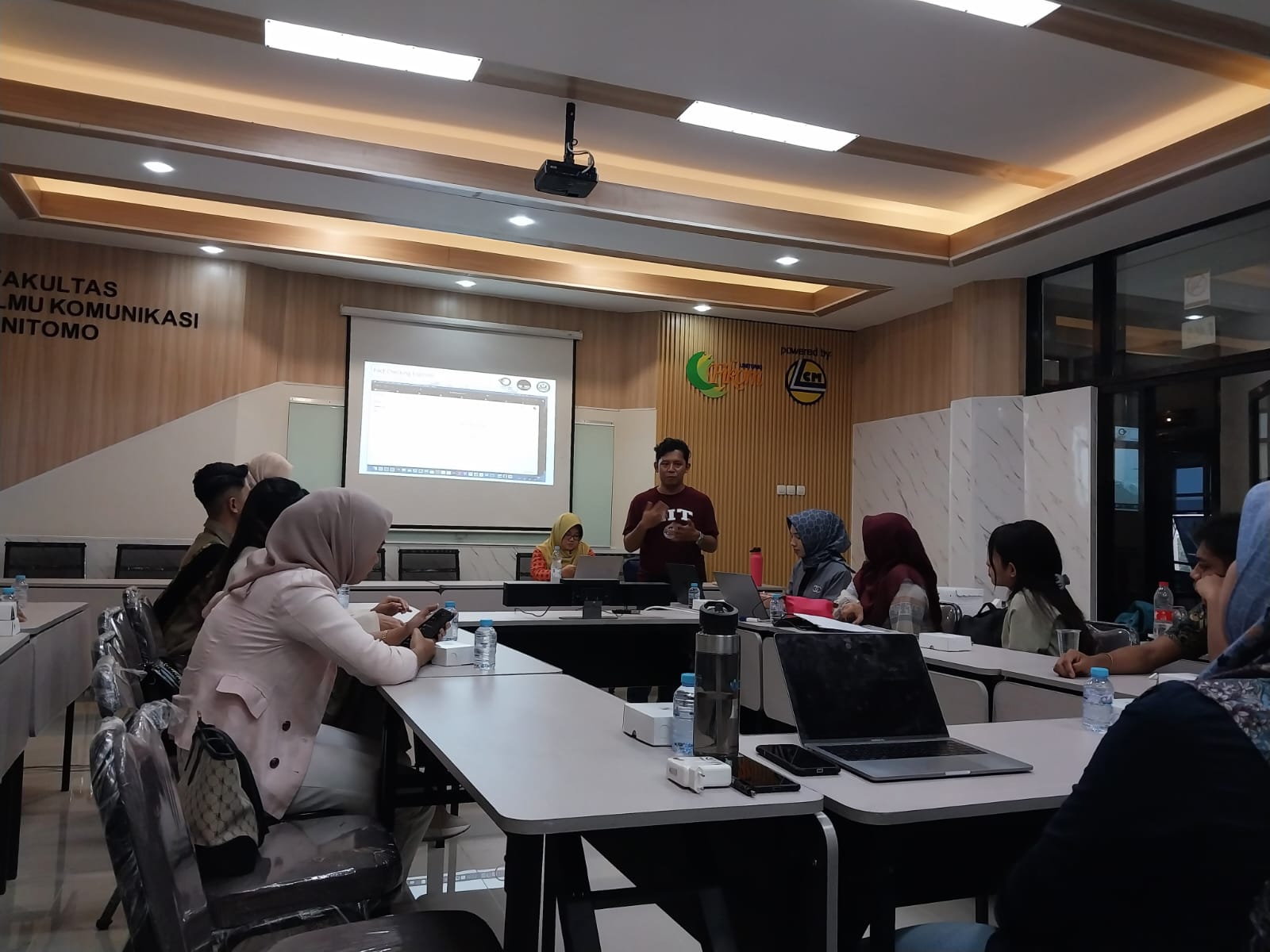 Kolaborasi Lawan Hoaks: Jurnalis, Influencer, dan Akademisi Bersatu di Workshop Literasi Digital Fikom Unitomo Surabaya