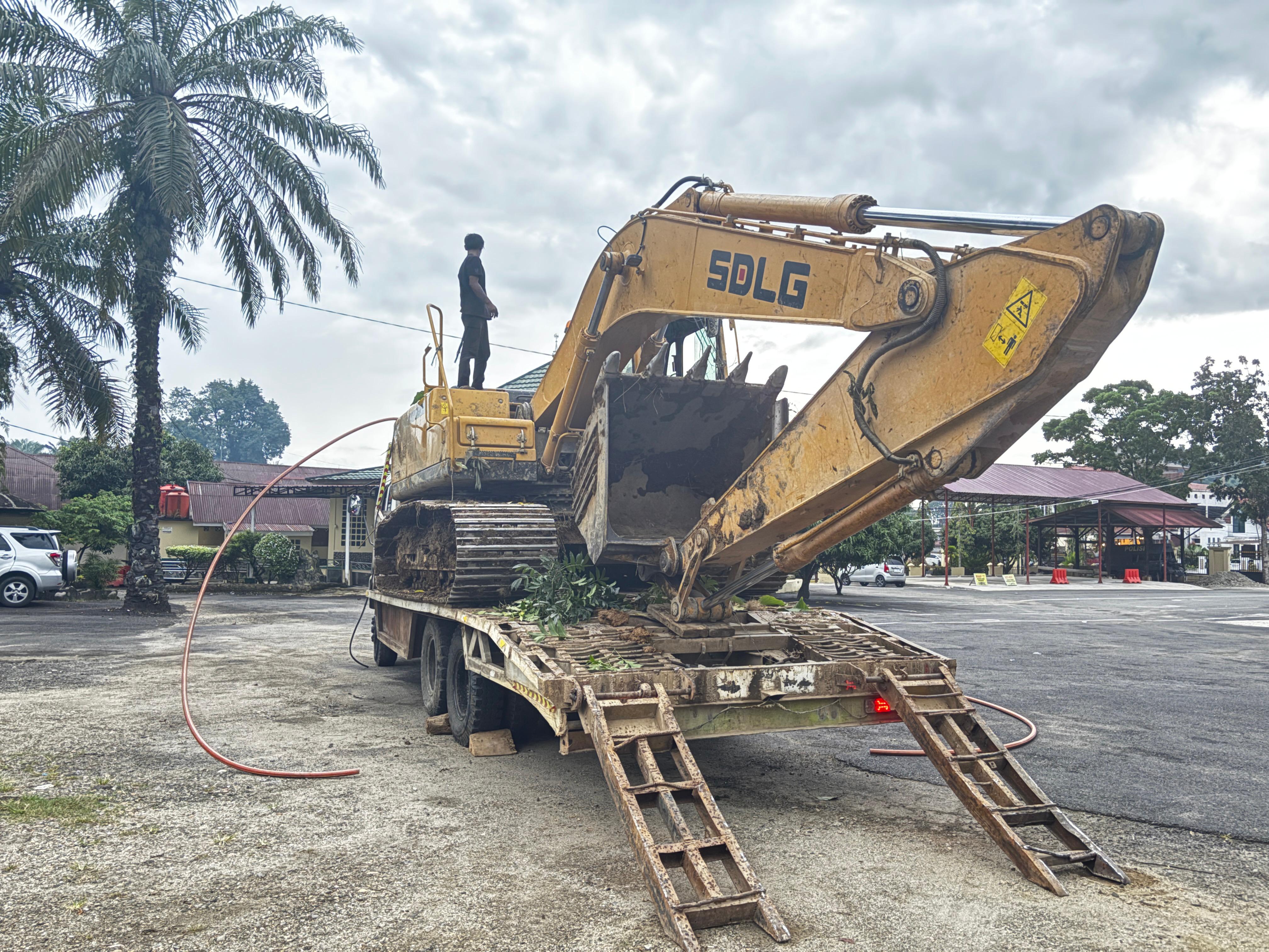 Polisi Gerebek Tambang Emas Ilegal di Pasaman Barat, 8 Orang dan Ekskavator Diamankan