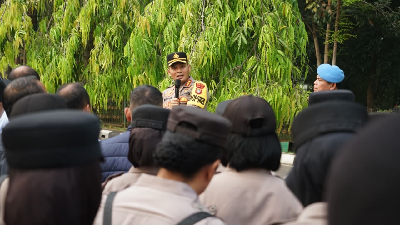 Kapolres Metro Bekasi Pimpin Apel Pengamanan Unjuk Rasa, Imbau Bersikap Humanis Tanpa Senpi