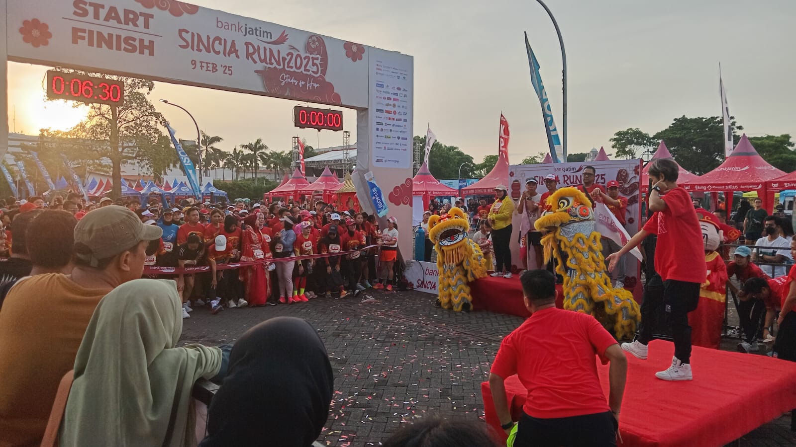 Euforia Sincia Run 2025, Lautan Merah Emas di Pakuwon City Mall