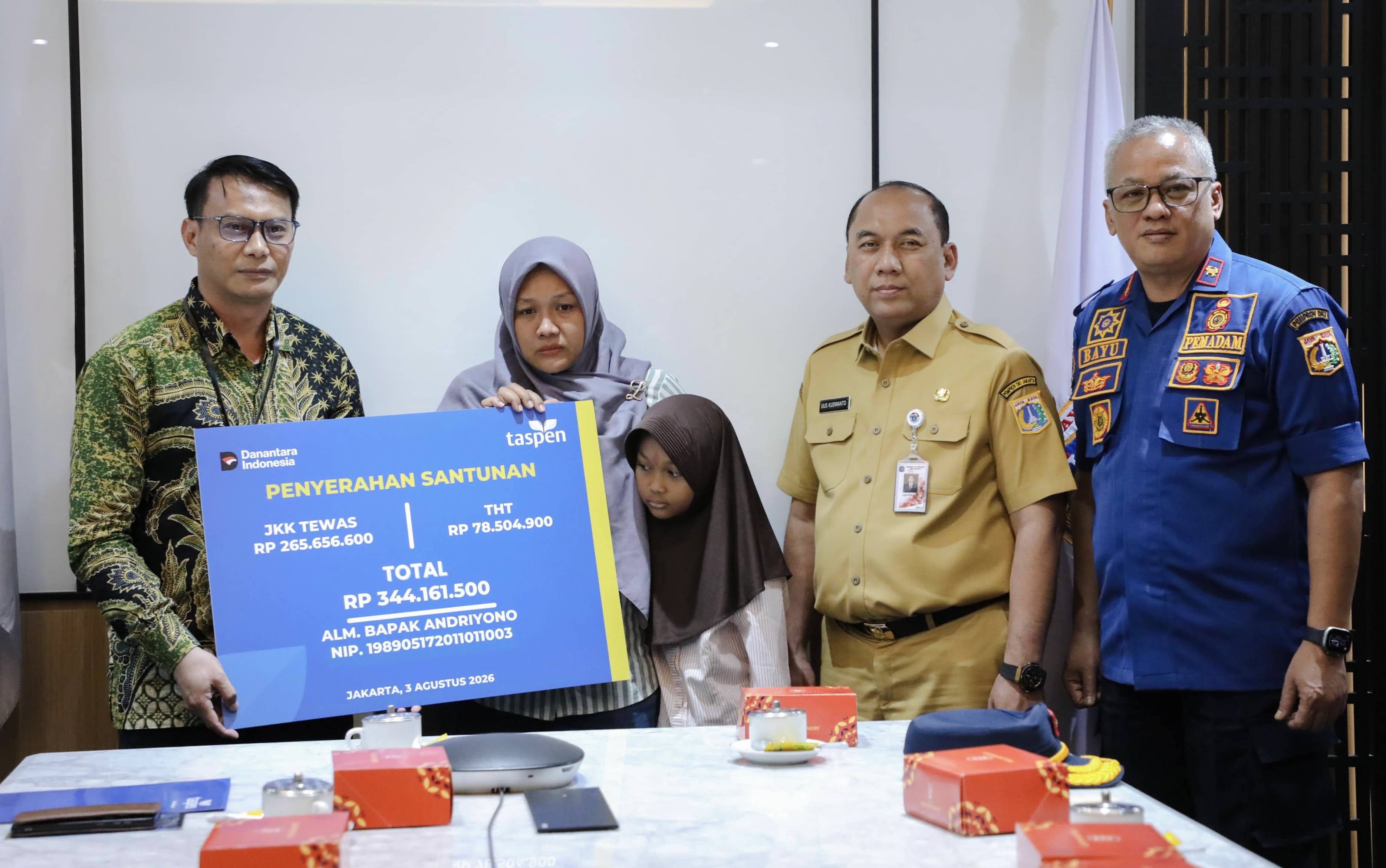Keluarga Petugas Damkar Cipayung yang Gugur saat Bertugas Terima Santunan Rp344 Juta