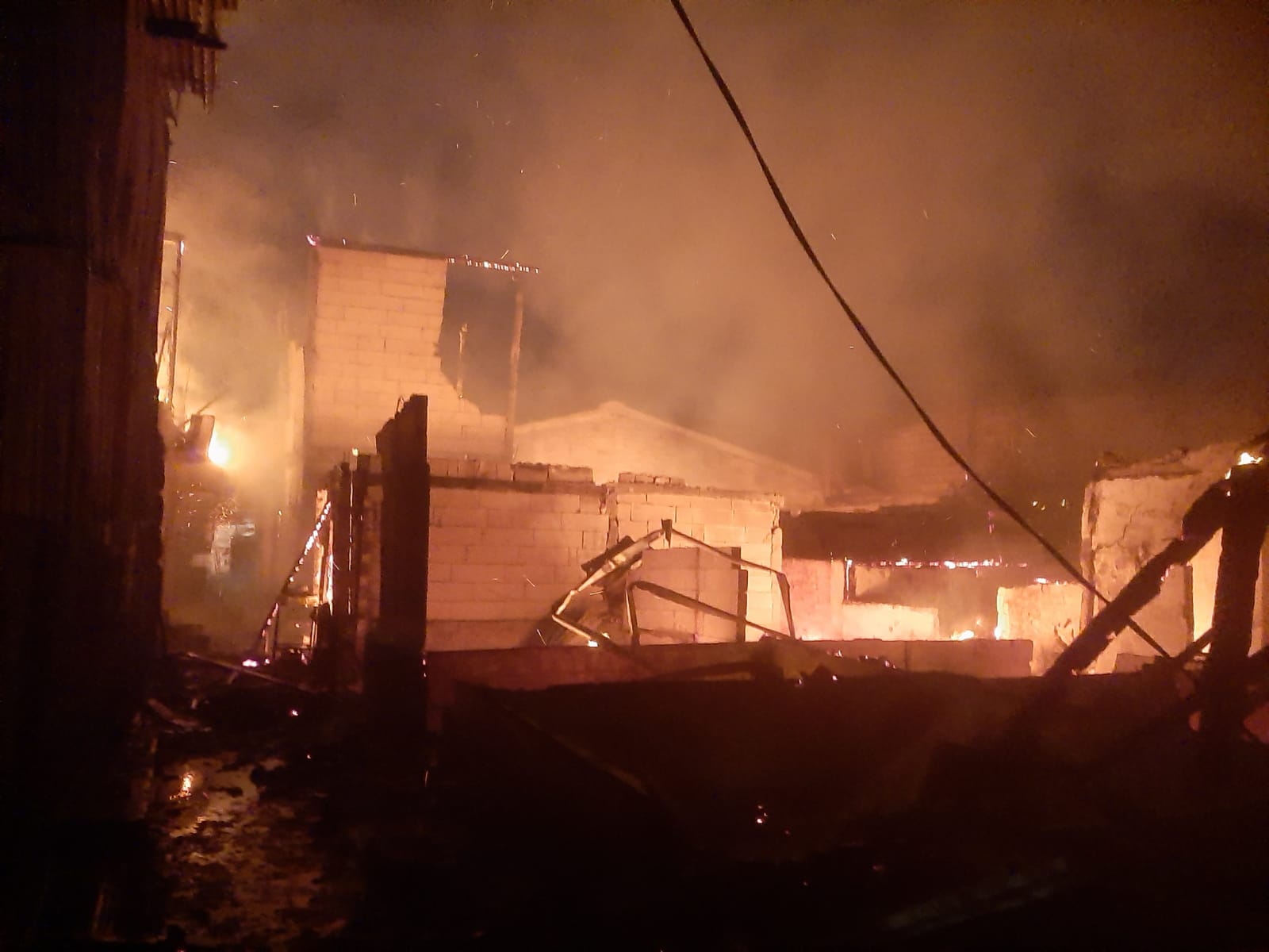 Kebakaran Melalap Rumah dan Gudang Barang Bekas di Kapuk Cengkareng, 18 Unit Damkar Dikerahkan