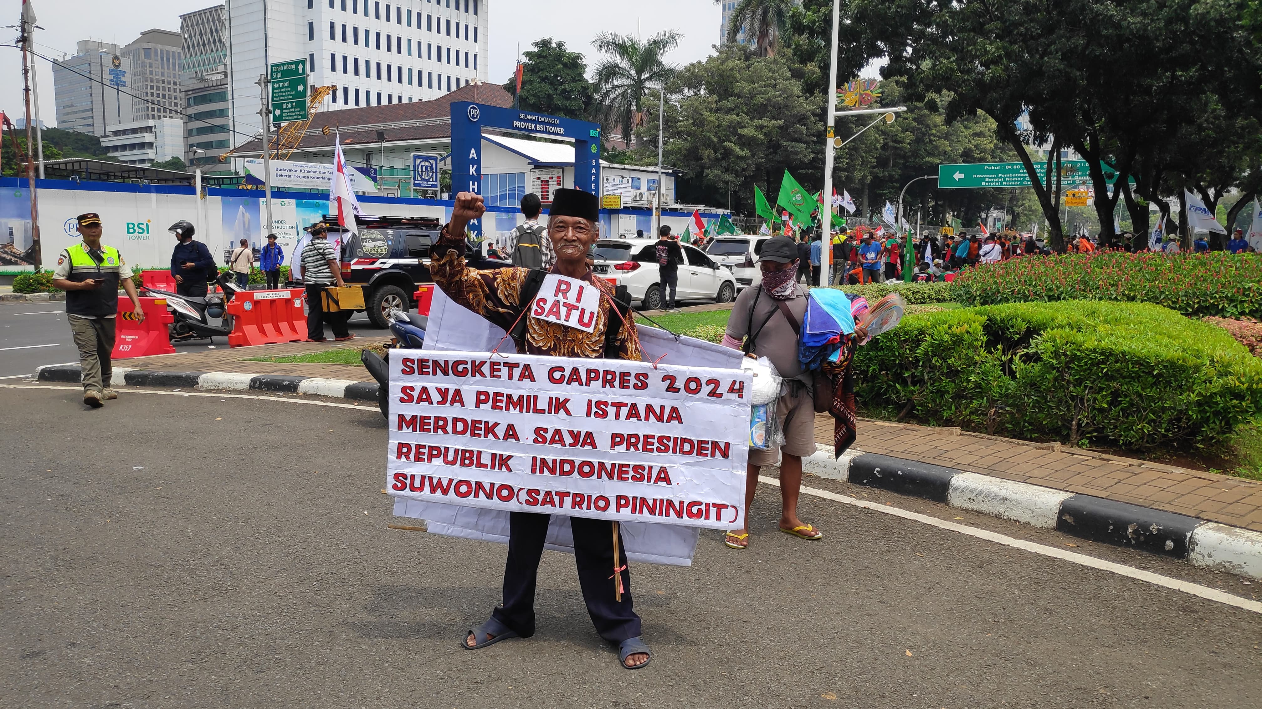 Wow! Ada Satrio Piningit di Aksi May Day Patung Kuda, Mengaku Pemilik Istana Merdeka!