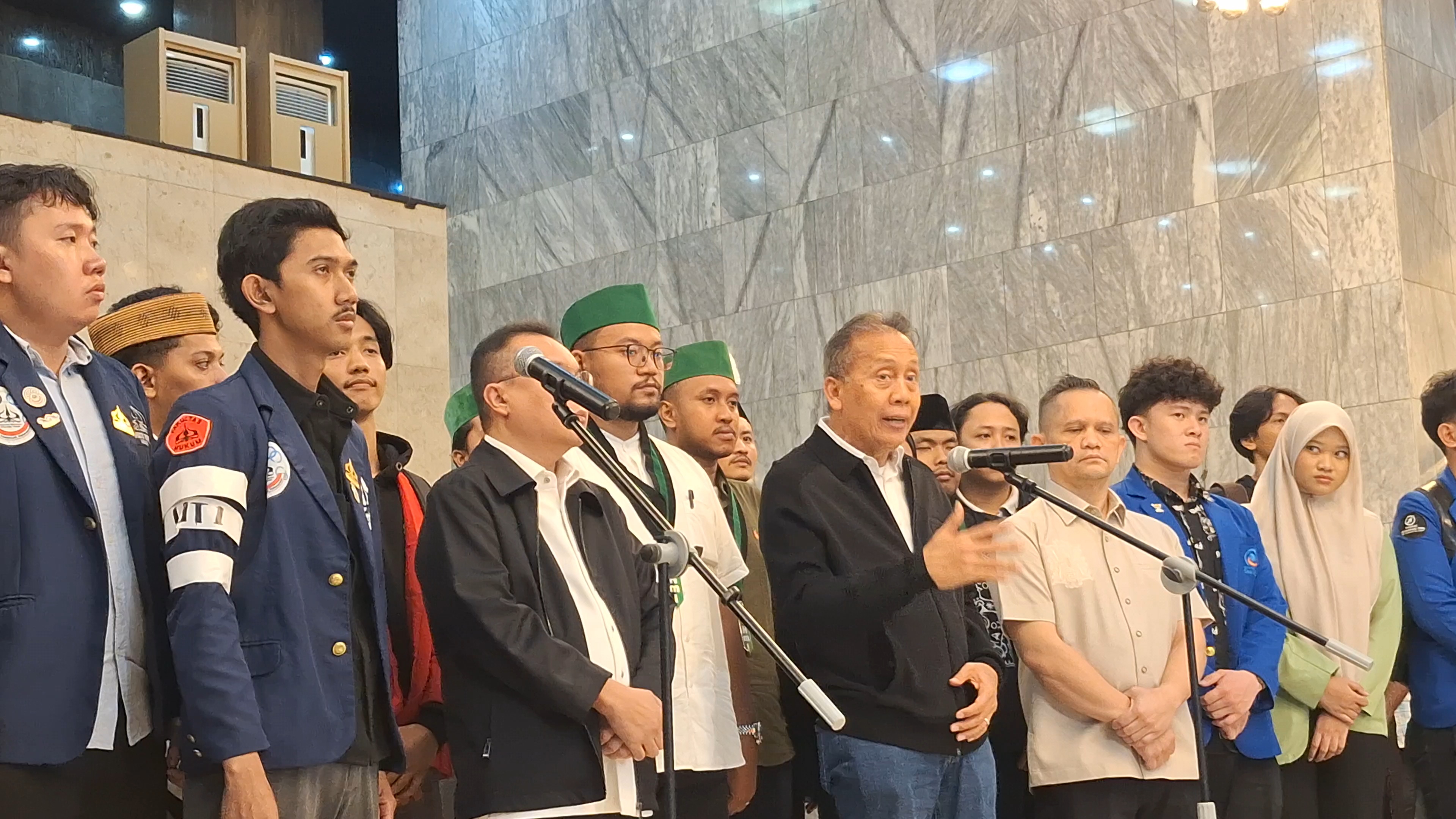 DPR Sebut BGN Siap Efisiensi MBG Rp70 Triliun, Mahasiswa Teriak: Kapan? 