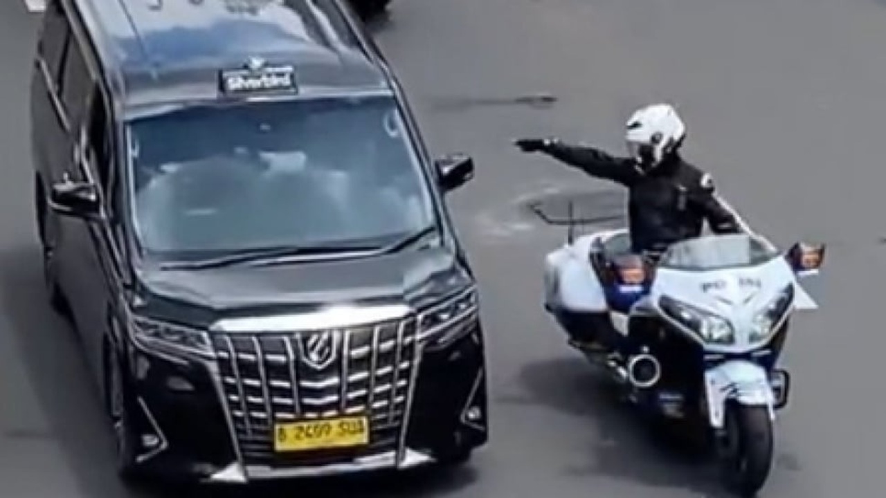 Ini Sosok Pemilik Mobil RI 36 yang Viral di X, Identitasnya Terkuak!