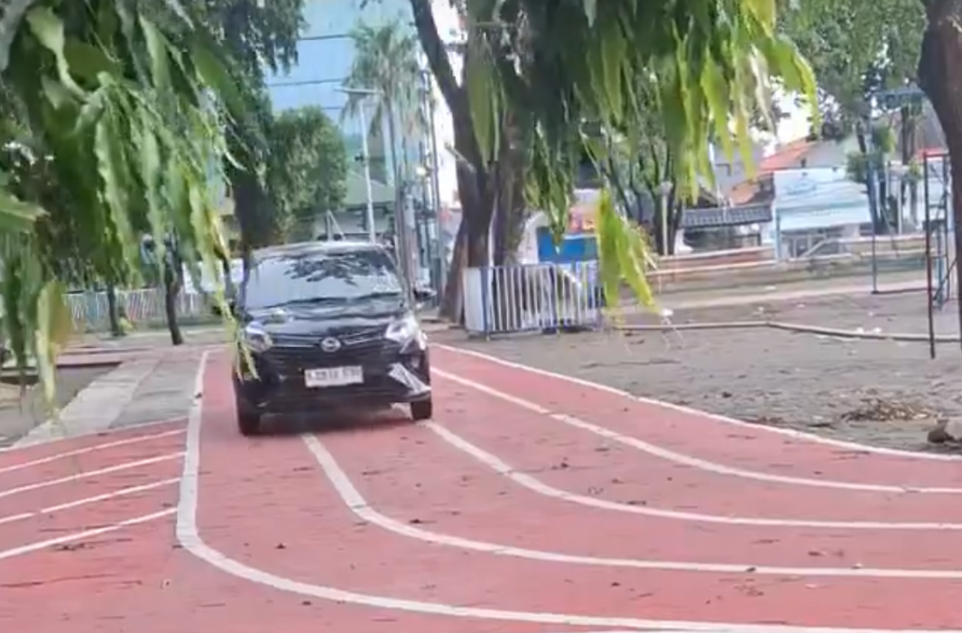 Bekasi Menolak Redup, Warga Heran Jogging Track di Alun-Alun Malah Dipakai Belajar Mobil