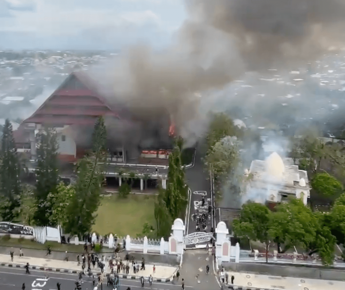 Gedung DPRD NTB Dibakar Massa Siang Ini, Api Melahap Ruang Sekretariat