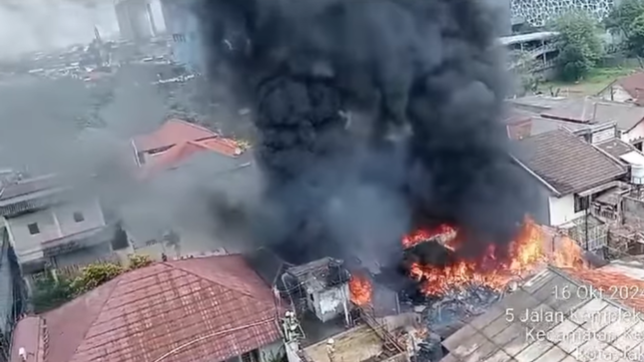 Kebakaran Rumah di Kebon Jeruk, 19 Unit dan 95 Personel ke TKP