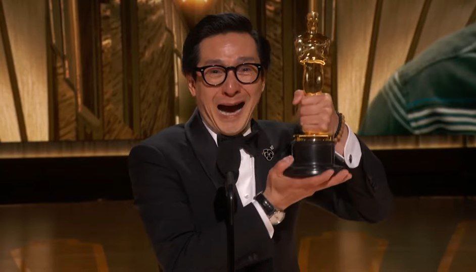 Pidato Penuh Haru Ke Huy Quan di  Oscars 2023, Ibu, Saya Menang!