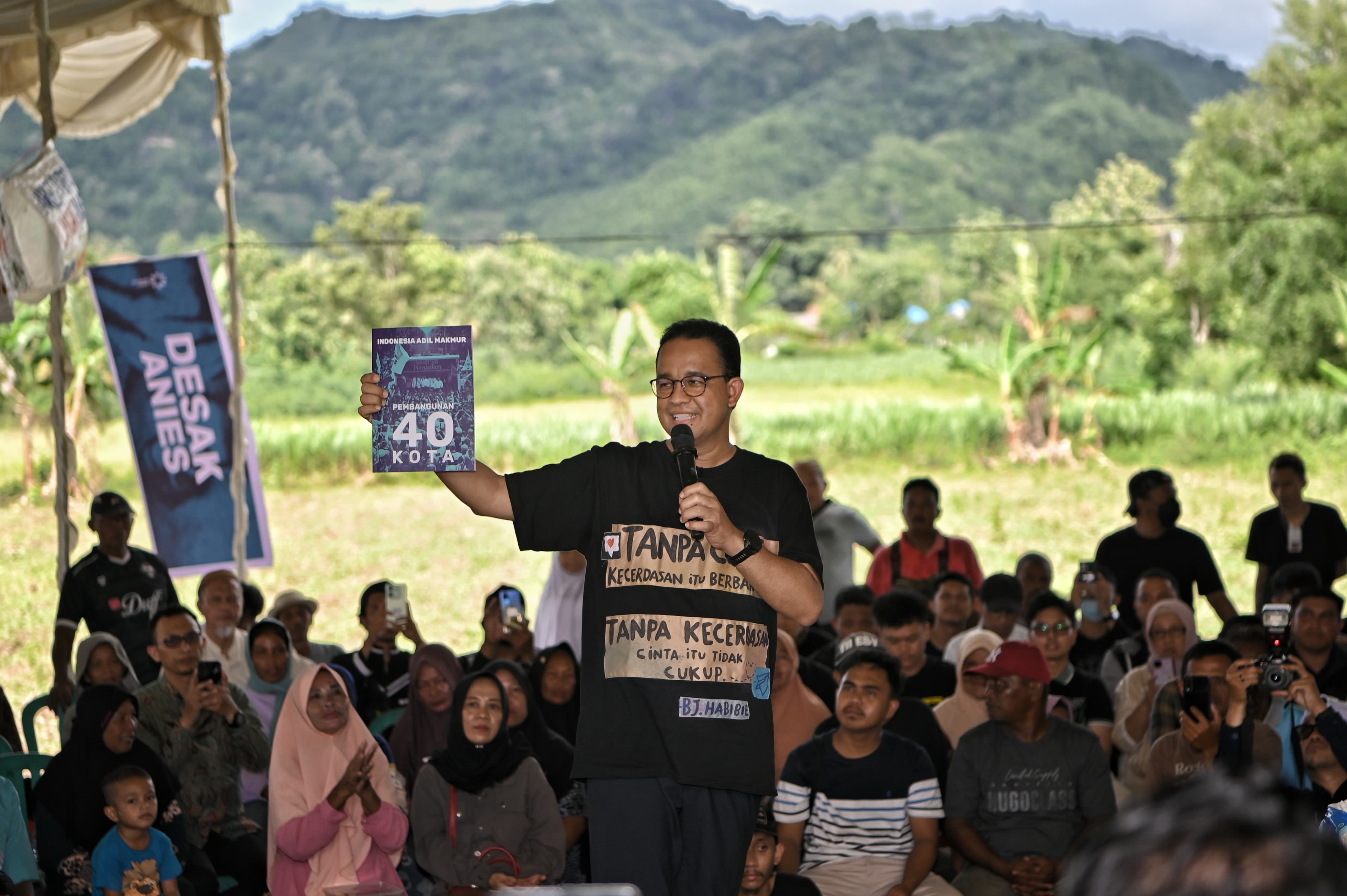 Hadiri Desak Anies Di Gorontalo, Anies Baswedan Pakai Kaus Kutipan B.J ...