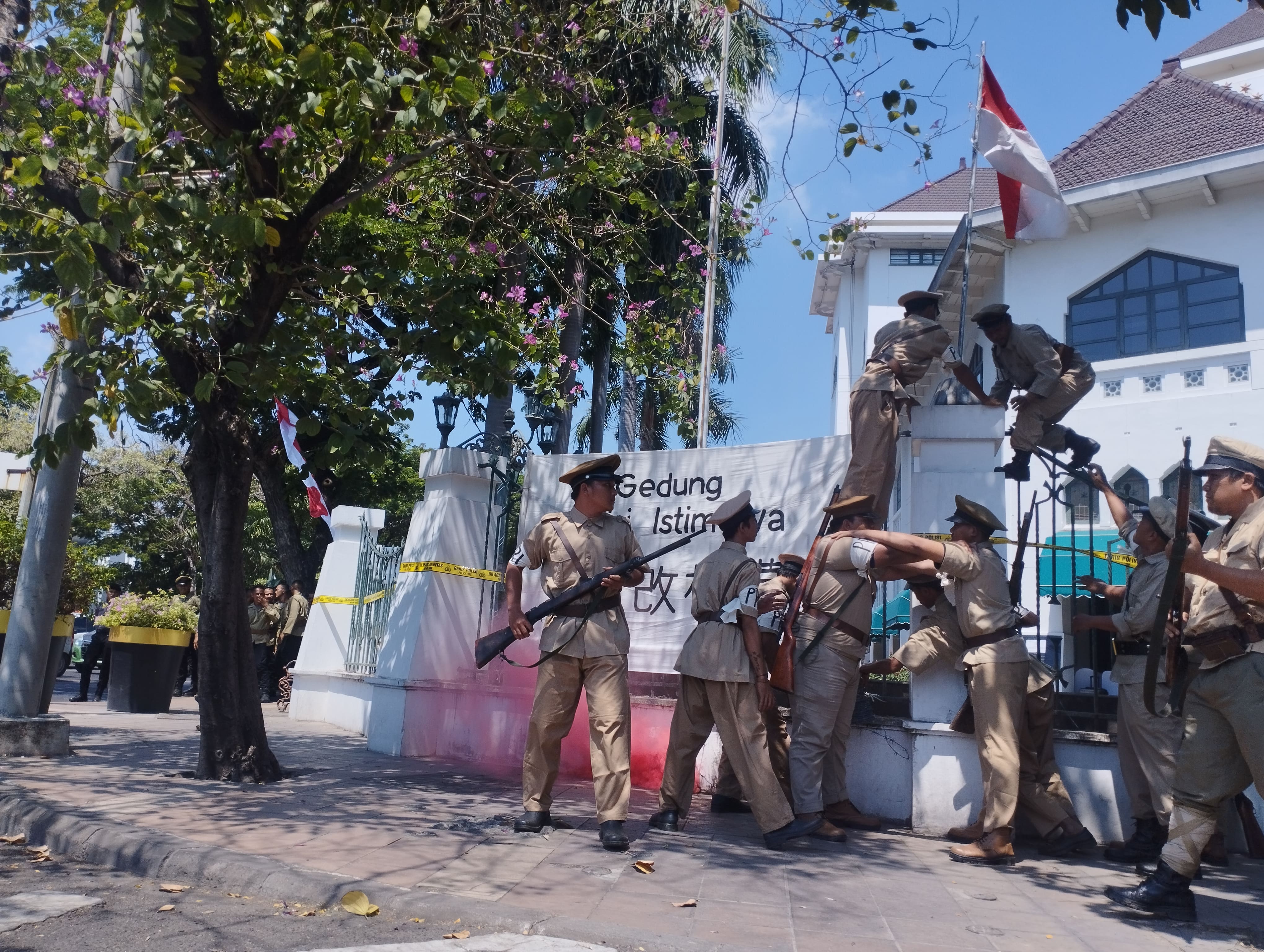 Merah Putih Pertama Surabaya Dikibarkan Dua Polisi Istimewa