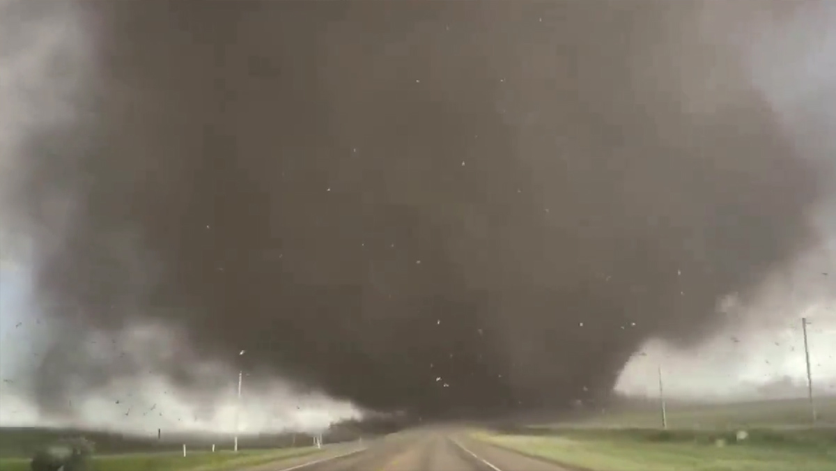 Creepy !  Tornadoes destroy agriculture in Canada