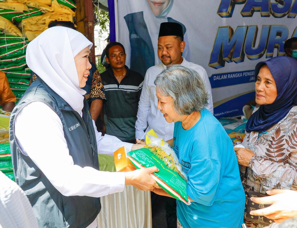 Gubernur Khofifah Kendalikan Inflasi Melalui Pasar Murah Sembako Harga Subsidi
