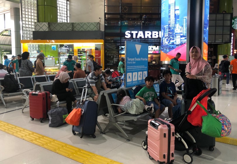 Stasiun Gambir Ramai Warga Tinggalkan Jakarta, Liburan ke Kota di Pulau Jawa