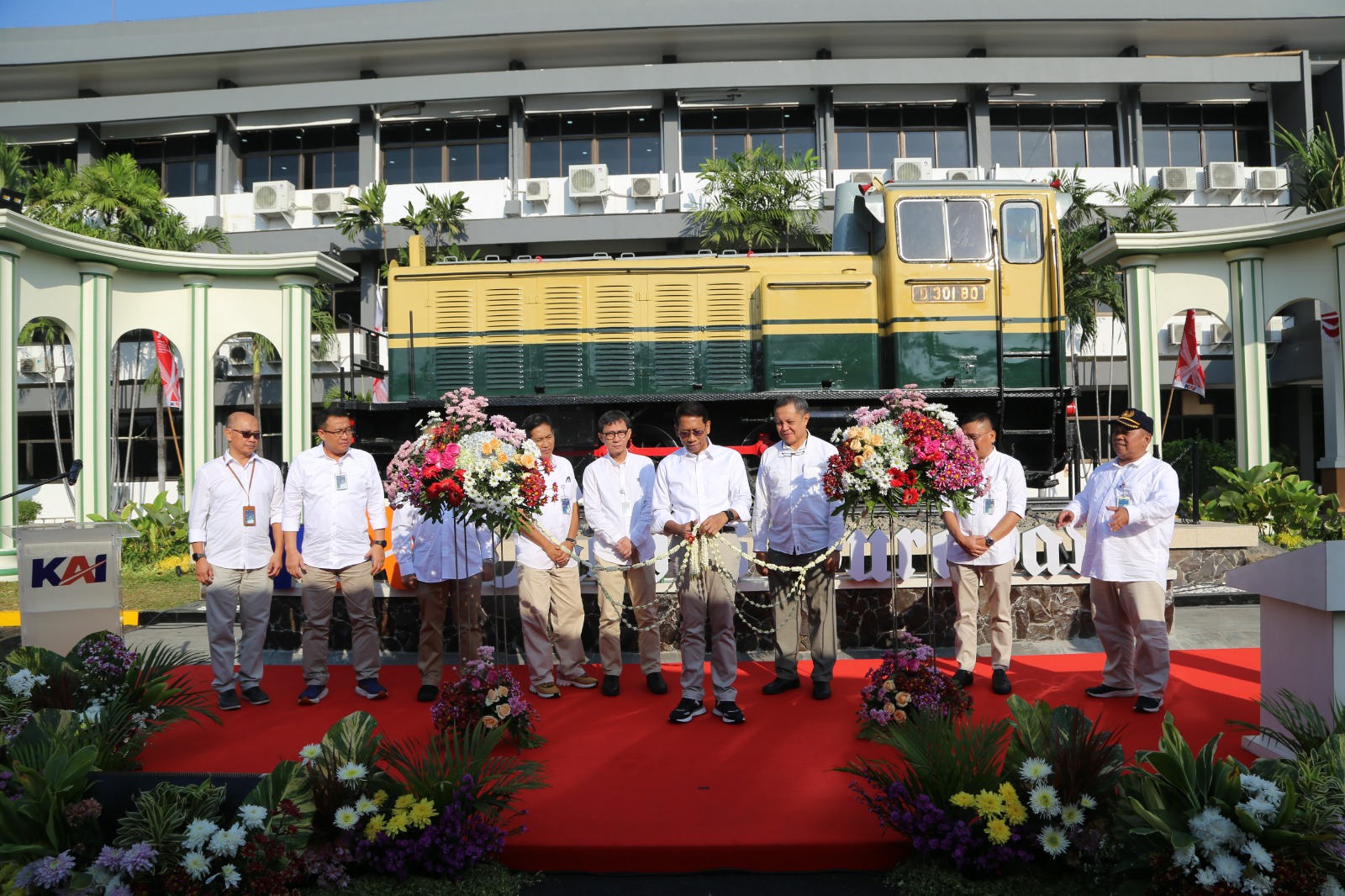 Stasiun Gubeng Punya Ikon Baru, Monumen Wolu Rodha Berhiaskan Lokomotif Seri D 301 80 