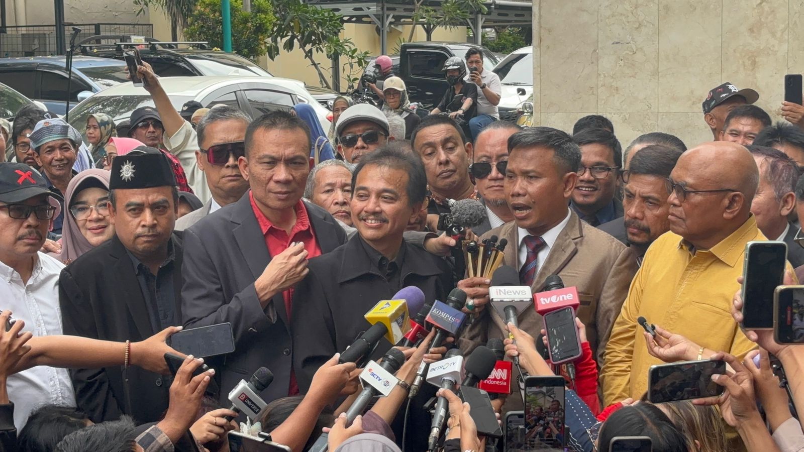 Roy Suryo tak Sendiri Datangi PMJ Soal Ijazah Jokowi, Tegaskan: Untuk Membela Rakyat!