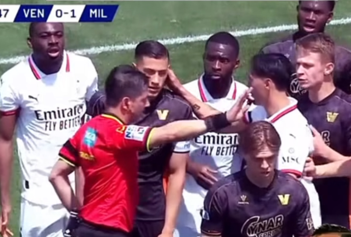 Momen Kapten Timnas Indonesia Jay Idzes Dijewer Tijjani Reijnders Saat Laga Venezia vs AC Milan