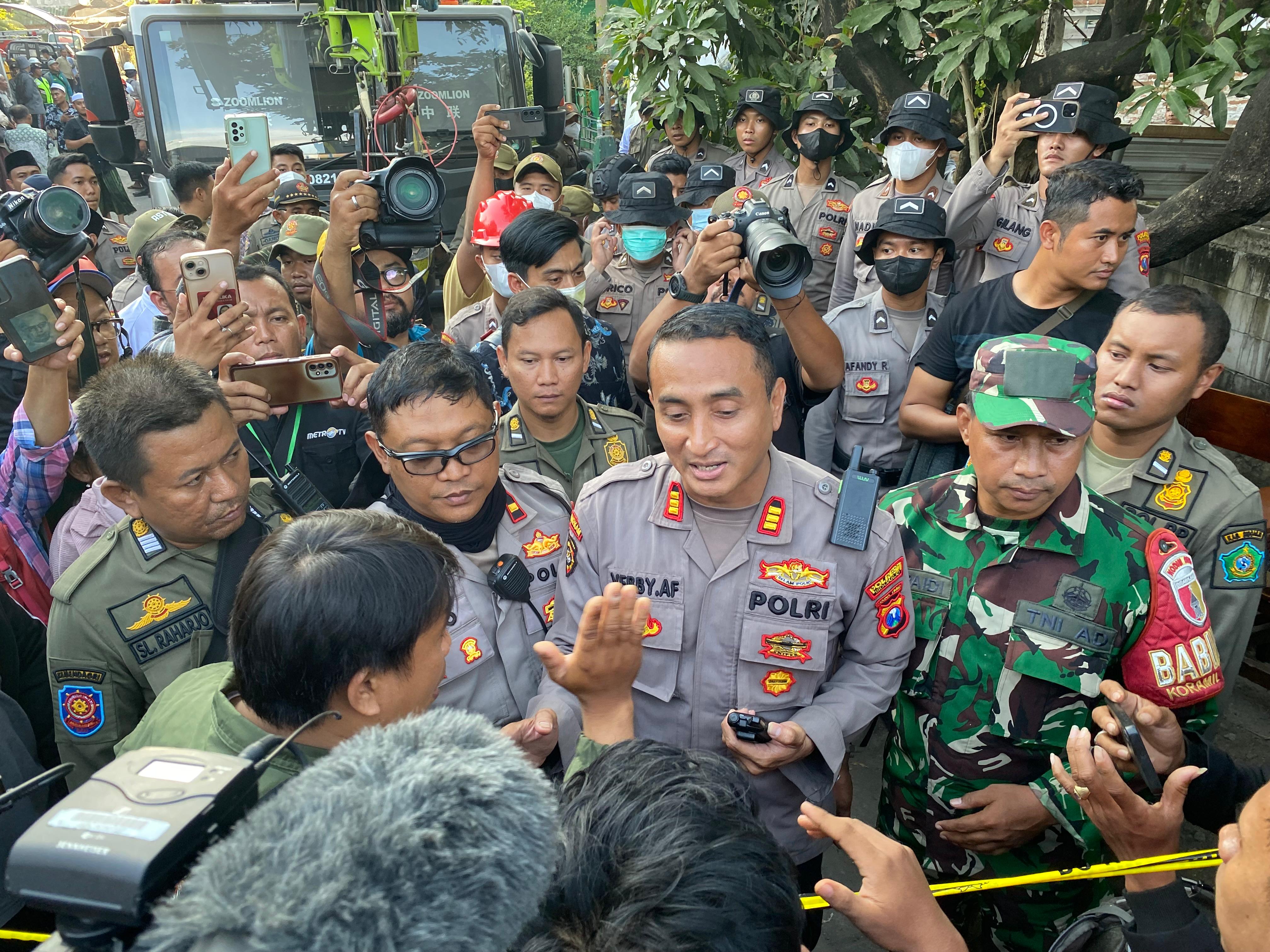 Keluarga Korban Ponpes Al Khoziny Ricuh, Desak Ikut Evakuasi di Tengah Pencarian