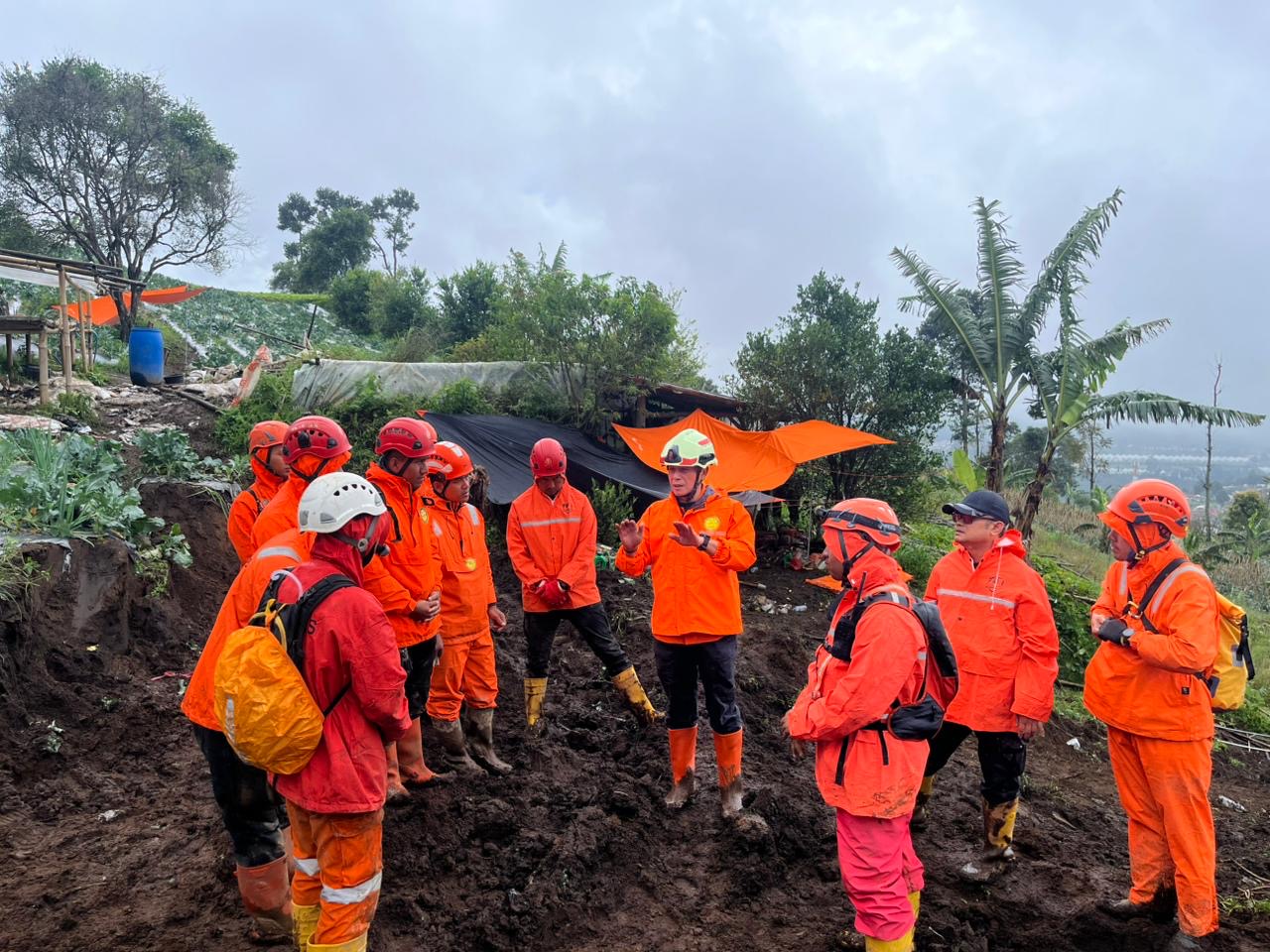 Operasi SAR Longsor Pasirlangu Berlanjut: Basarnas Evakuasi 60 Jenazah, 20 Korban Masih Dicari