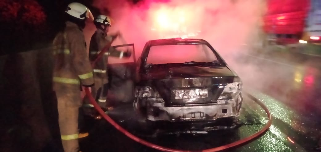 Nahas! Mobil Sedan Terbakar di Jalan Tol Jakarta-Tangerang, Api Diduga Timbul dari Bagian Ini