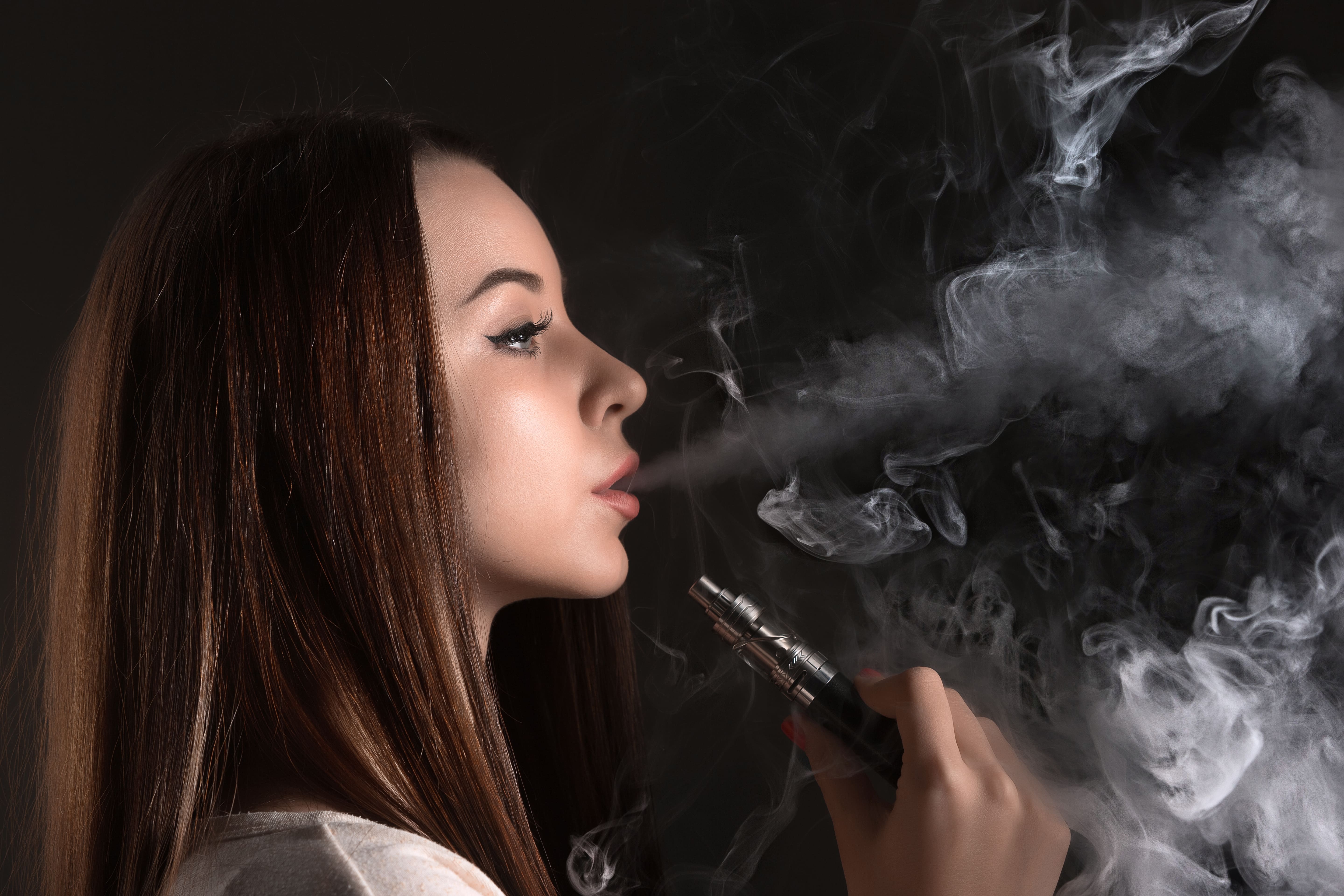 Vape Tak Hanya Merusak Kulit tapi Membuat Bibir Kering, Bagaimana Cara Mengatasinya?