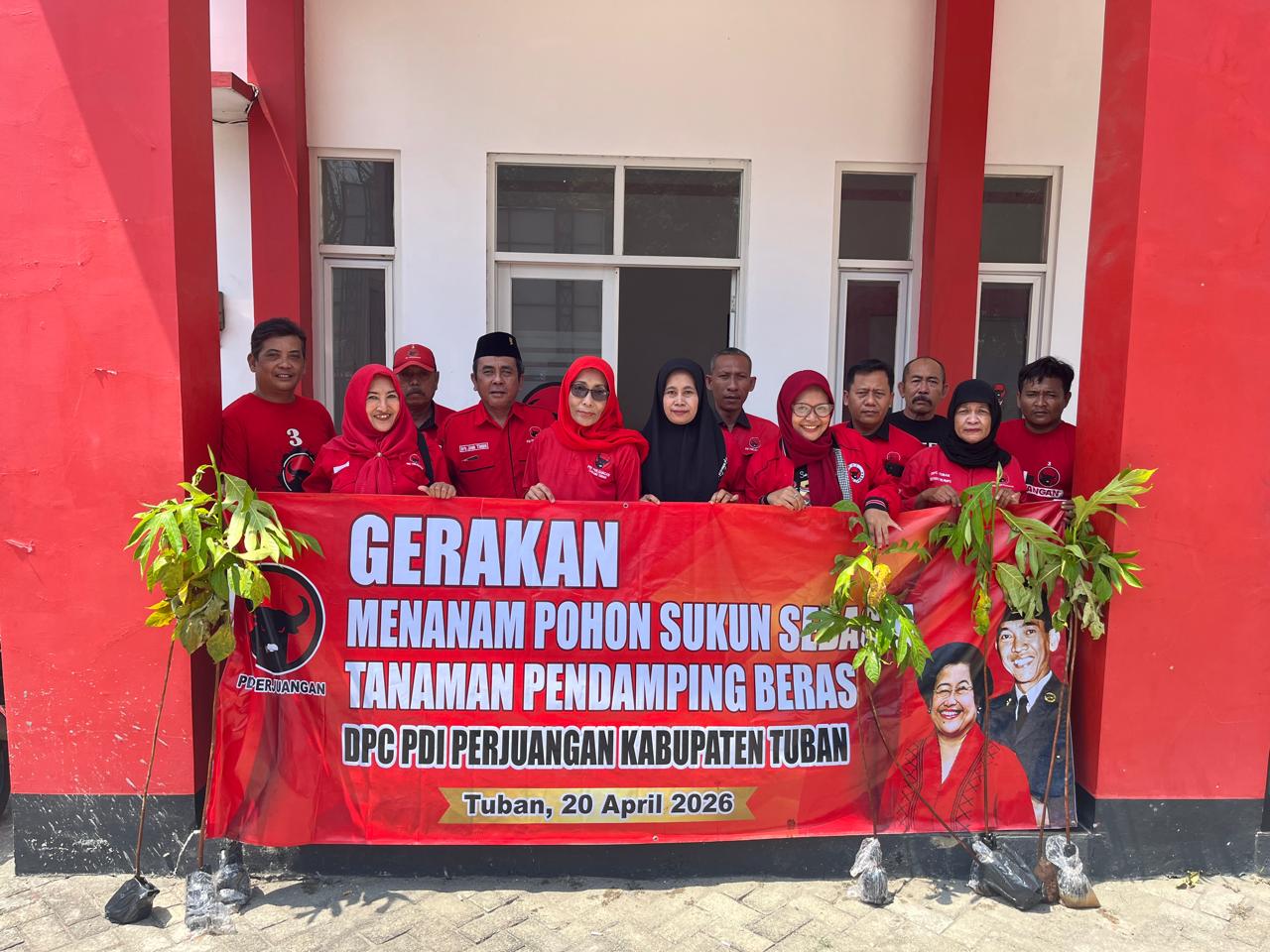 DPC PDIP Tuban Tanam Sukun untuk Antisipasi Krisis Pangan