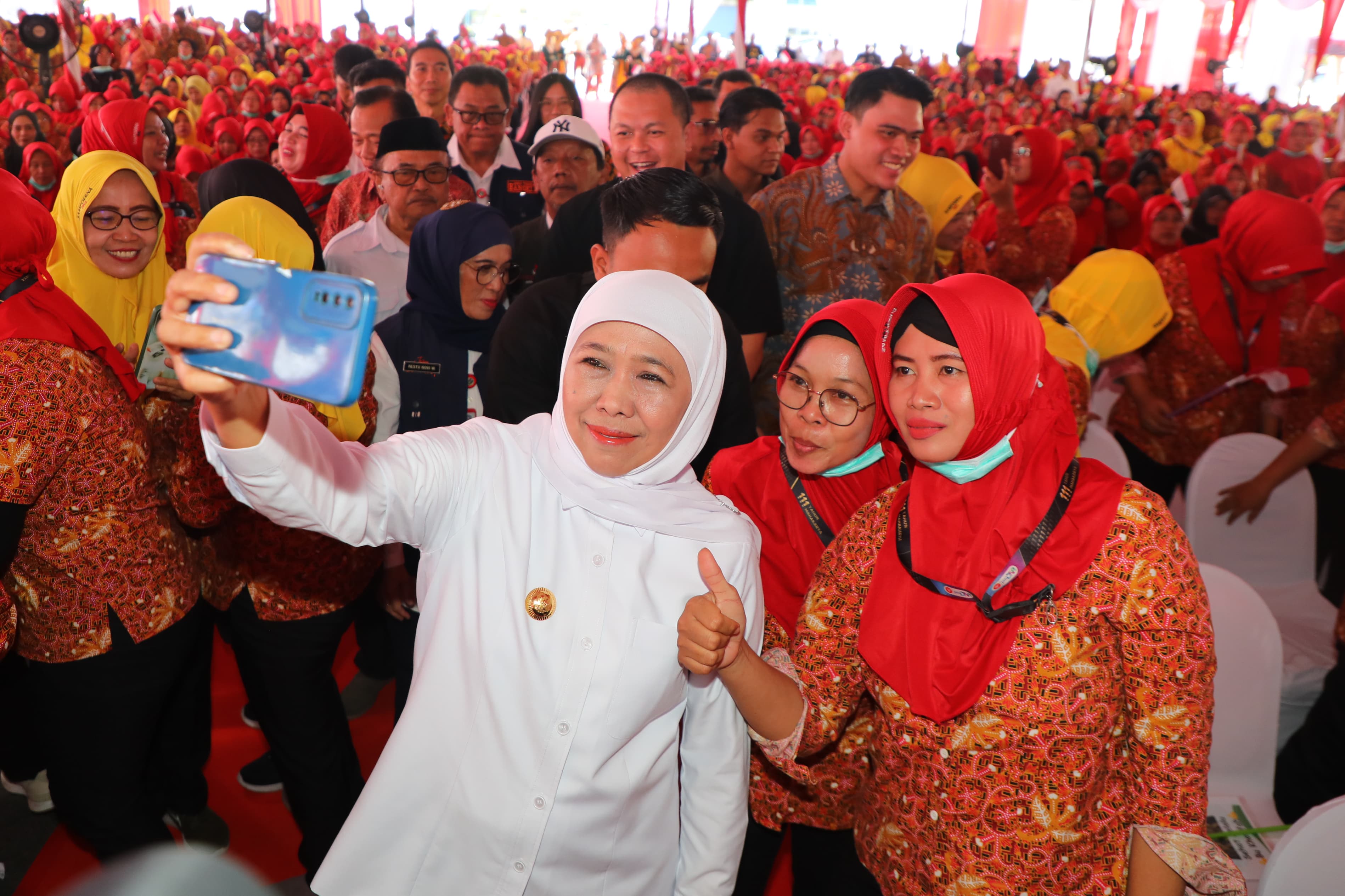 Khofifah Salurkan BLT Rp 5,57 Miliar untuk 4.207 Buruh Rokok di Jatim