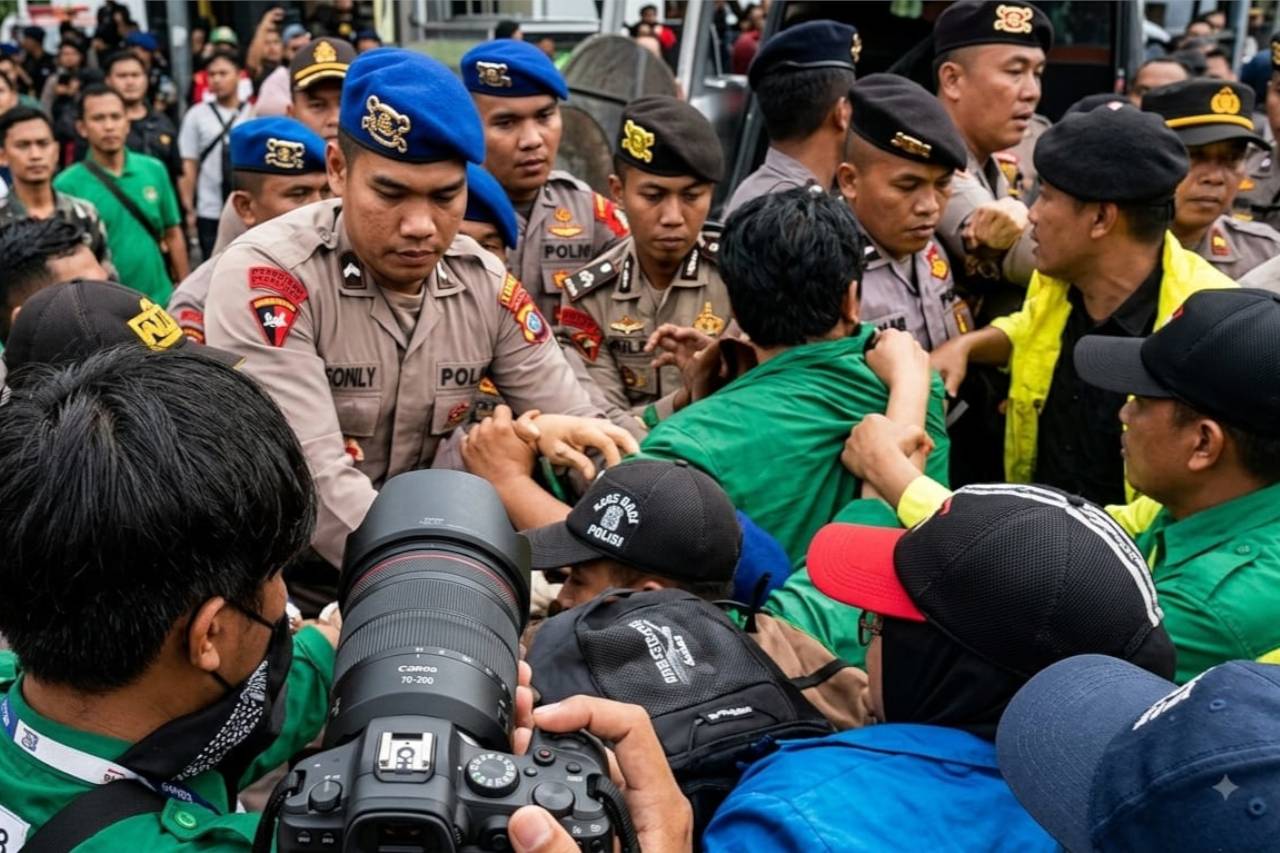 Polisi dan Mahasiswa Terlibat Saling Dorong di Bundaran HI: Oii.. Ada Bus, Ada Bus!