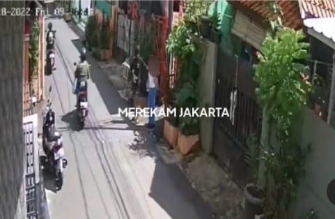 Detik-detik Pelecehan Seksual Pada Anak SD Viral di Sosmed, Peluk Korban Dari Belakang