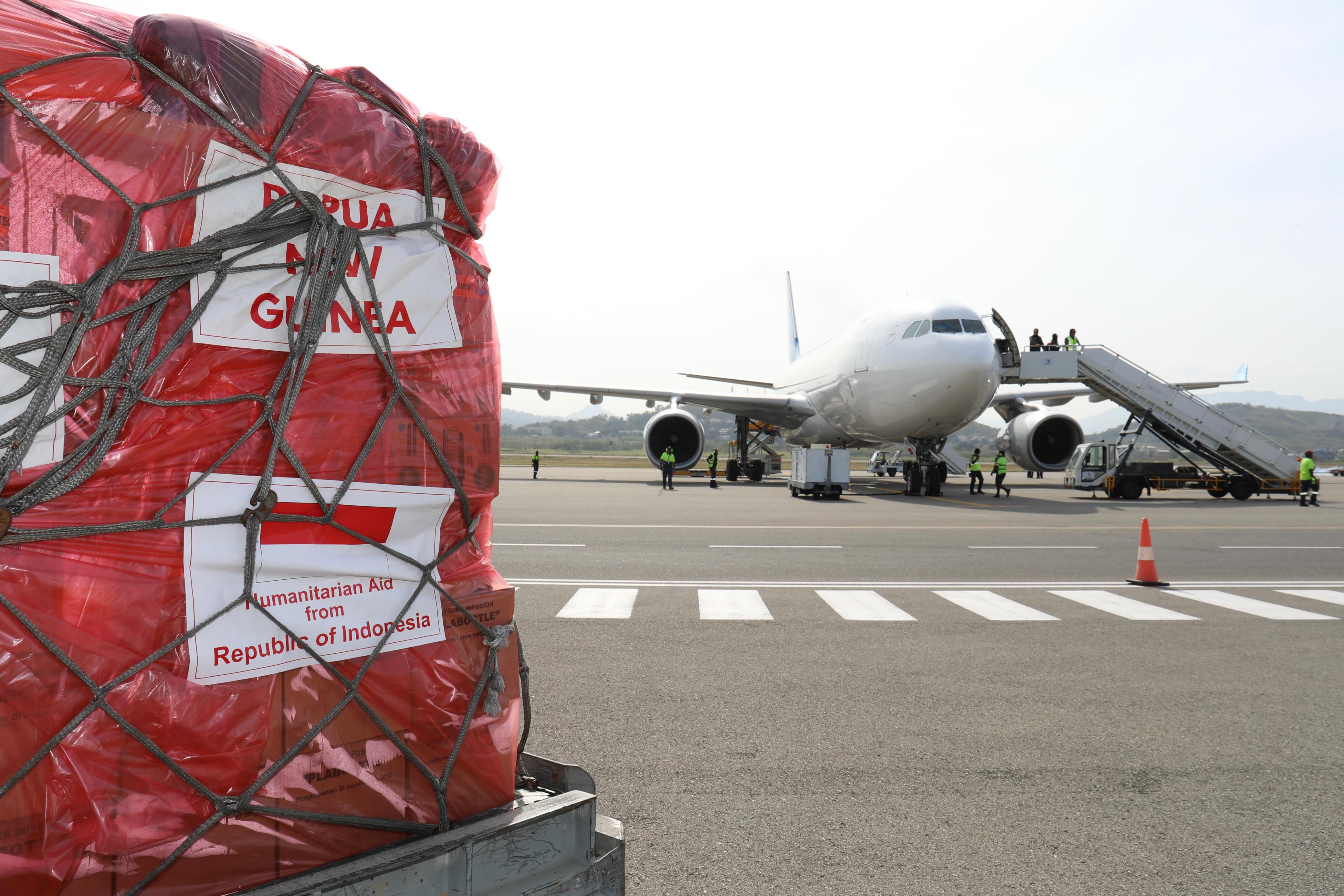 Kepala BNPB Serahkan Bantuan Kemanusiaan RI untuk Papua Nugini di Bandara Port Moresby 