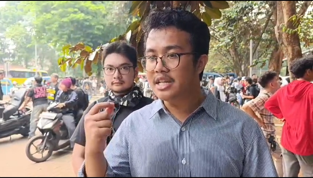  Aksi Mahasiswa ke Bundaran HI, Massa Kompak Tanggalkan Jas Almamater