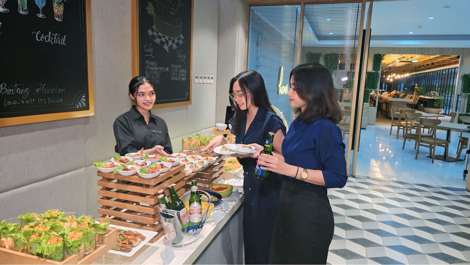 Tapas & Drink All You Can Eat Jadi Pelepas Penat Malam Kamis di Palm Park Hotel & Convention Surabaya
