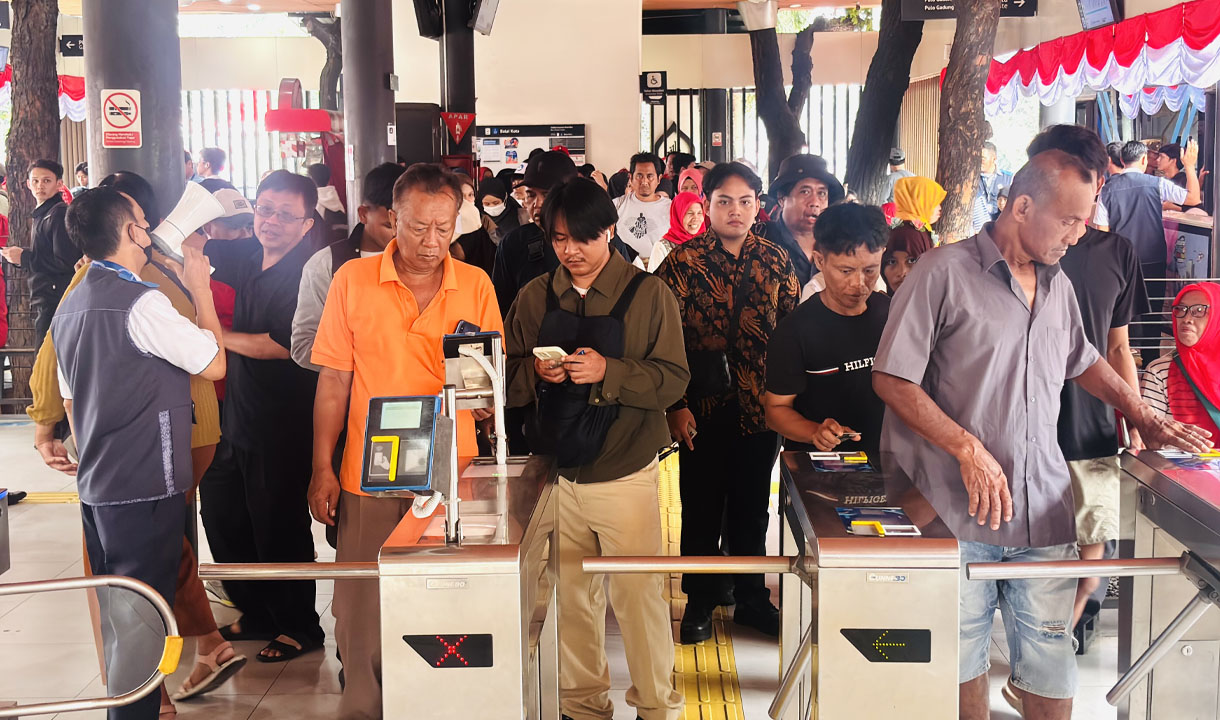 Warga Manfaatkan Tarif Rp8, Berbondong-bondong ke Monas Naik Transjakarta   