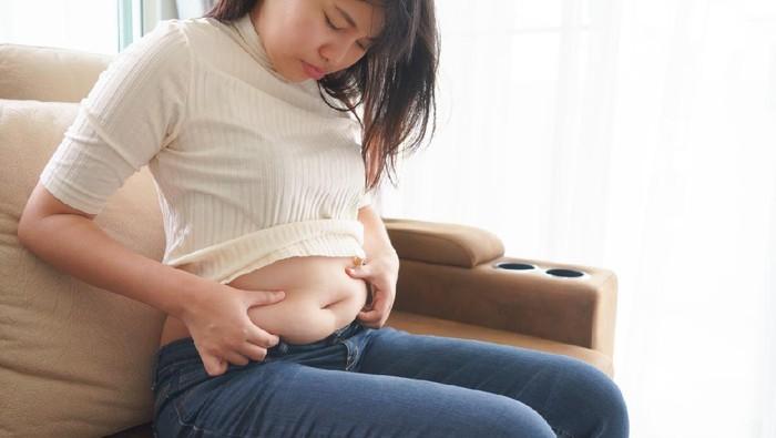 7 Kebiasaan Buruk Penyebab Perut Buncit, Salah Satunya Makan Larut Malam!