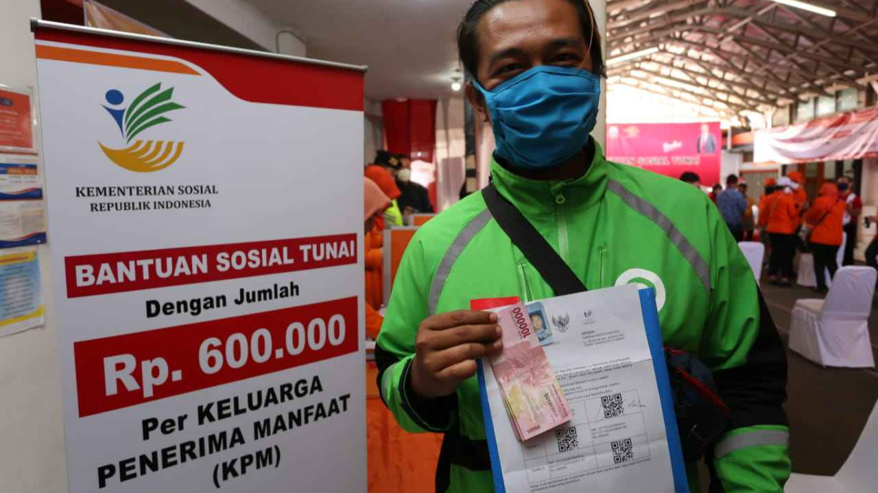 Nama dan NIK KTP Kamu Tercantum Jadi Penerima Dana Bansos BLT BBM 2025, Begini Cara Cek Statusnya!