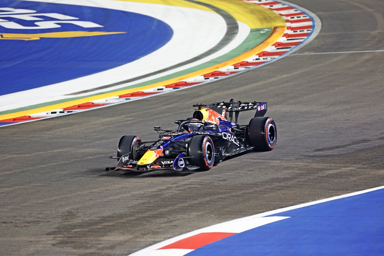 Laporan Mainbalap dari F1 GP Singapura: Verstappen Pole Position!