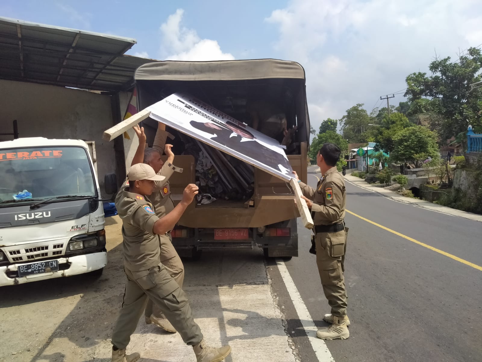 Satpol-PP Tanggamus Tertibkan Baliho Calon Gubernur