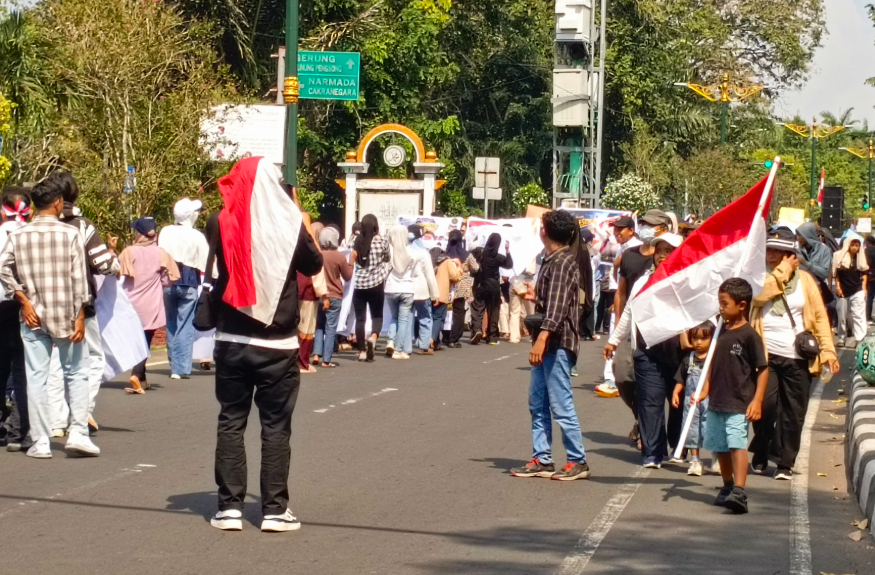 Aksi Dukung MBG Menggema hingga NTB, Usung Poster Bertuliskan Mas Bowo Ganteng