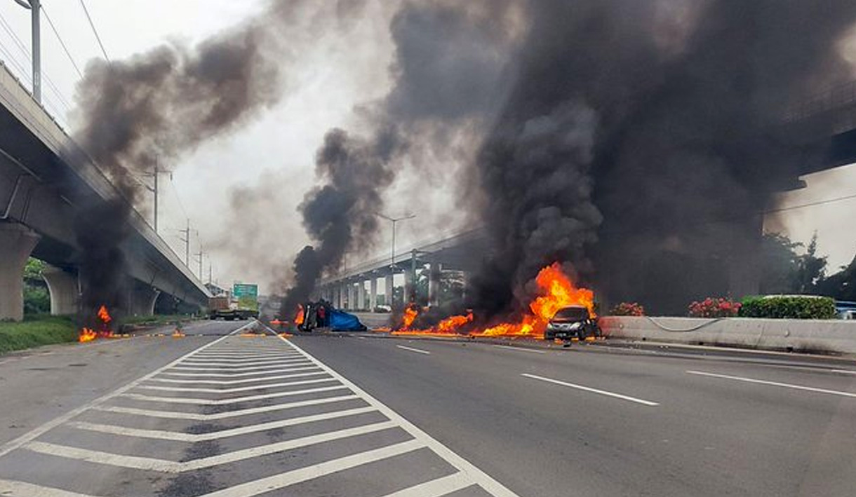 Api Berserakan di Tol Cikampek KM 5 Arah Cawang Akibat Kecelakaan Avanza