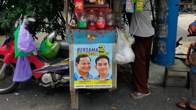  Stiker Prabowo-Gibran Muncul di Gerobak Pedagang